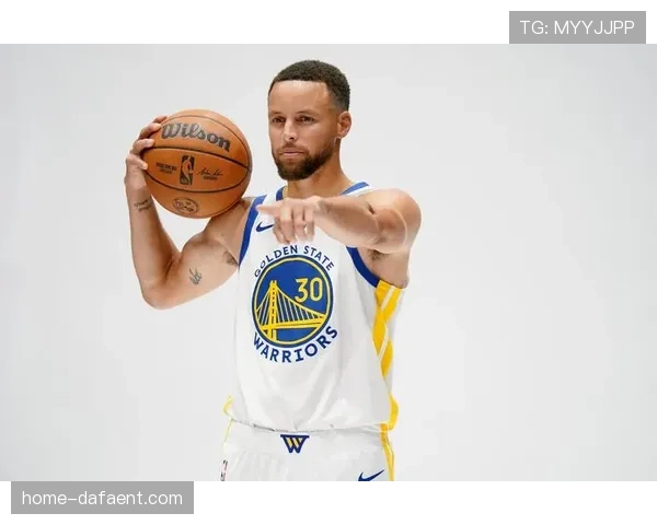 库里赛前热身神准连中多个Logo三分展现轻松自如状态